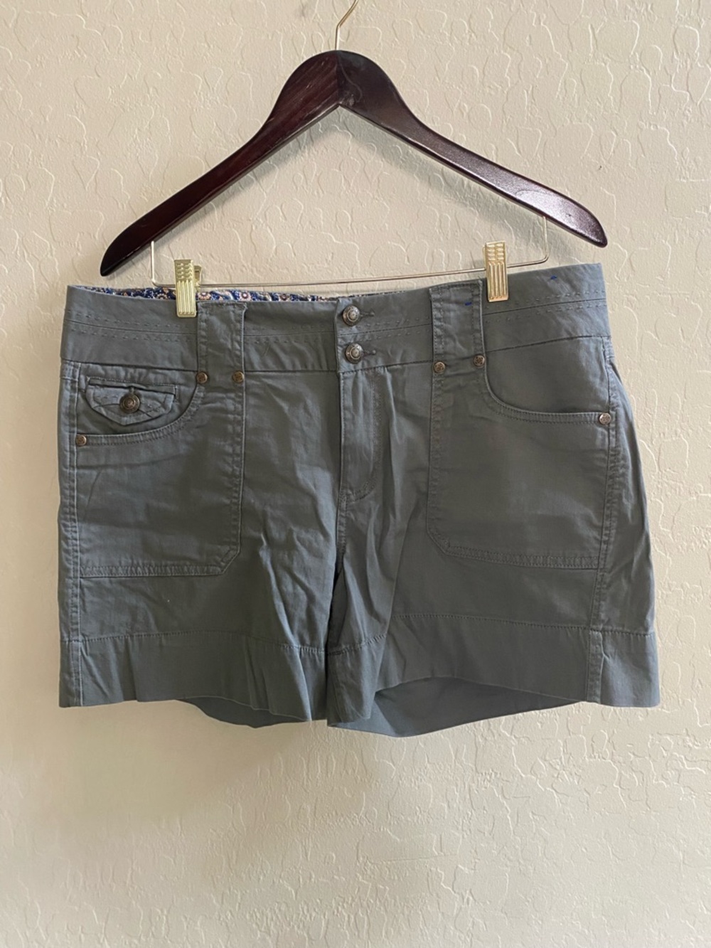 NWOT Dakota Blue Women’s olive green Casual Pocket Shorts